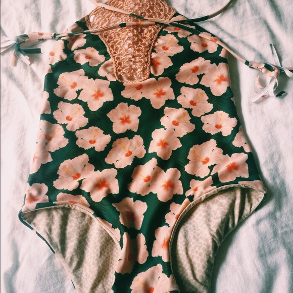 Acacia kids 1 piece swimsuit & mesh rash guard - Picture 4 of 5